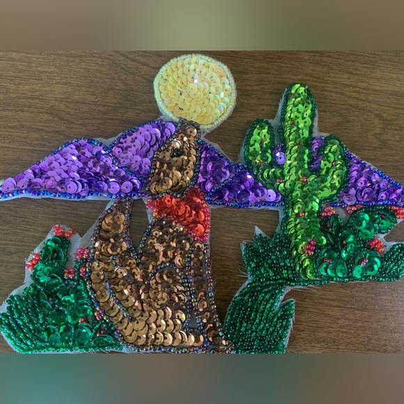 Sequin and Bead Wolf / Desert Appliqué, Howling at the Moon - Picture 4 of 4